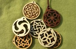 Secții - amulete din lemn