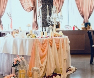Efectuarea de mireasa masă de nuntă și mirele fotografie 100
