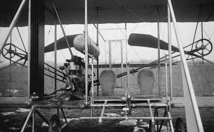 Primul zbor cu echipaj uman într-un avion, mai proaspăt - cel mai bun din ziua în care ați avea nevoie vreodată!