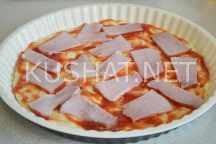 Pizza cu șuncă, brânză și roșii