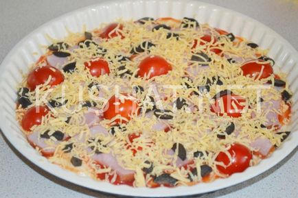 Pizza cu șuncă, brânză și roșii