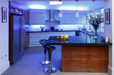 Iluminare din spate cu LED-uri de benzi în bucătărie
