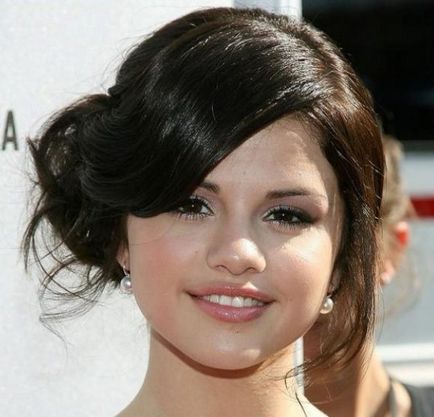 Coafuri Selena Gomez machiaj Selena Gomez