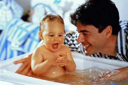 Este normal când este tatăl spală fetița lui în cadă de baie
