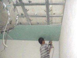 Repararea plafonului în baie cu instruirea lor mâini, video și foto