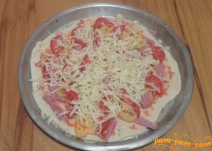 Rețetă pentru pizza de casa cu șuncă, brânză și roșii