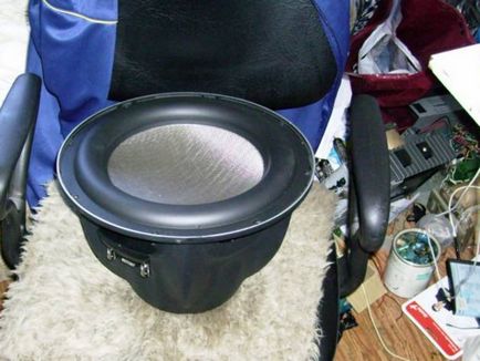 Subwoofer cu mâinile lor