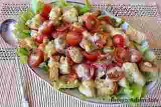 salata Caesar cu pui și cireșe roșii