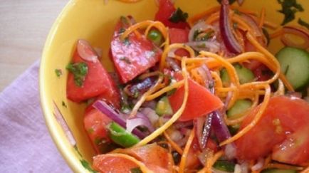 Salata de castraveti, morcov, varză și roșii