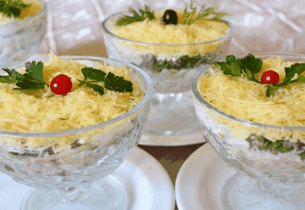Salata cu pui fraged și brânză oferă rețete, trucuri