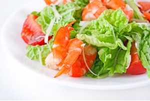 Salata cu creveți și roșii