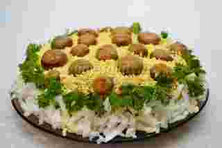 Salata cu pui și ciuperci luncă