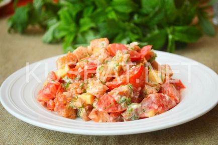 Salata cu crutoane, roșii și brânză