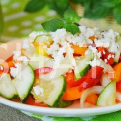 Salata cu crutoane, roșii și brânză