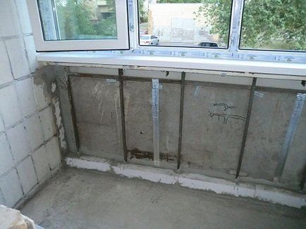 Fantele de pe balcon între perete și gard precum și decât reparate