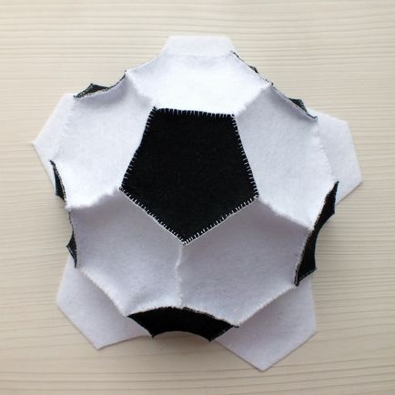 Coase o minge de fotbal din pâslă - Masters Fair - manual, lucrate manual