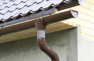 Evacuarea apei de pe acoperișul casei dispune de proiectarea și instalarea de drenaj de pe acoperiș, cu mâinile