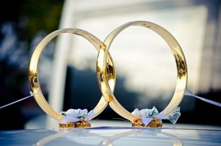 Inele de nunta de pe masina cu mâinile lor - pur si simplu si economic