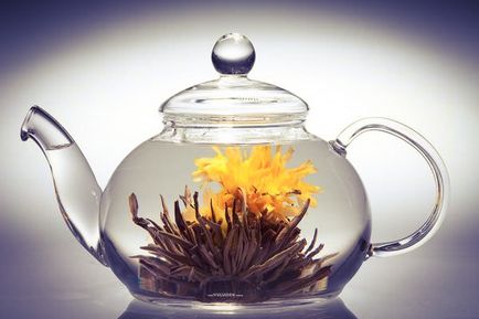 Legate de ceai de flori înflorește în sticlă