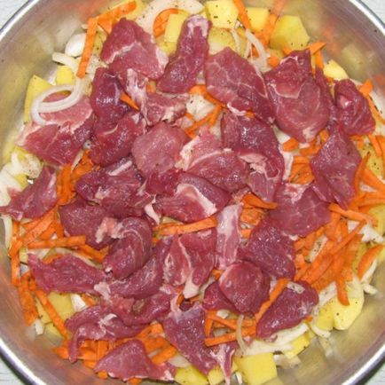 Cartofi la cuptor cu carne în cuptor