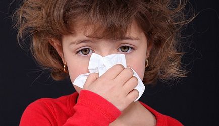 Copilul nu merge la rece, ce să facă în cazul în care un copil are un nas care curge pentru o lungă perioadă de timp nu trece