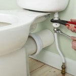 Instalarea unui vas de toaletă cu mâinile într-o casă privată