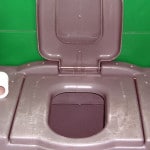 Instalarea unui vas de toaletă cu mâinile într-o casă privată