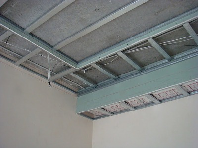 Tipuri și metode de instalare a tavanului suspendat cu opțiunile sale mâini fotografie