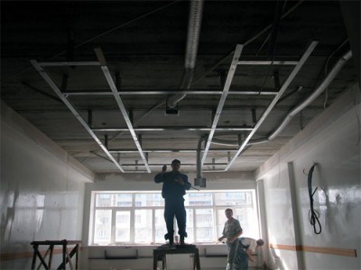 Tipuri și metode de instalare a tavanului suspendat cu opțiunile sale mâini fotografie
