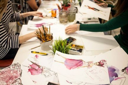 Noul studio de arta supremă sunt învățați să atragă flori, să învețe subtilitățile de moda-ilustrații și mulțumit