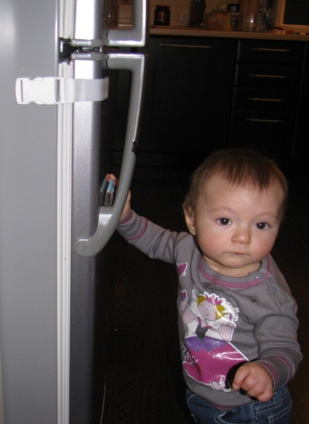 Blocarea pe frigider cu un cod de copii și vecinii cu mâinile lor și o instalație foto