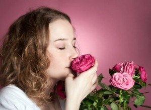 Femeile experimenta parfumul de trandafiri