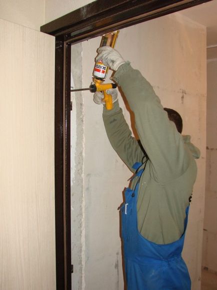 Miezul spumă frecarea cu ușa (metal, lemn sau altele) - îndepărtarea congelată