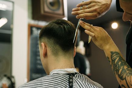 Repejor ambele fostul GQ editori și tatuator introdus în România moda pentru Barbershop