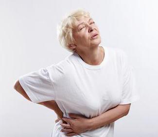 Ceea ce este în partea dreaptă a persoanei în abdomen sub coaste, în fața și în spatele (în partea de jos) Ceea ce este în partea dreaptă a persoanei în abdomen sub coaste în față și în spate