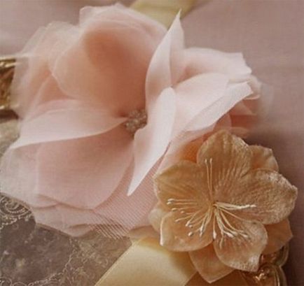 Floarea de pe rochie făcută din pânză cu său pas cu pas mâinile expertul clasa kanzashi, înconjoară floare