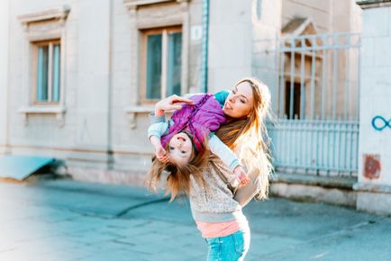 Copiii mamelor singure la fel de fericit ca și copii ai familiilor „complet“