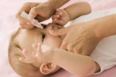 Cum pentru a curăța nasul nou-născut