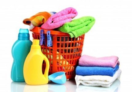 Cum se poate spăla lucru stins în tratamentul acasă de țesături albe și colorate