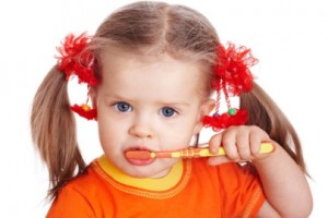 Cum de a preda un copil de 2 ani să se spele pe dinți verificat, familia, mama