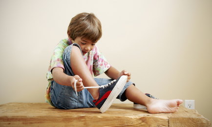 Cum de a preda un copil pentru a lega pantofii rapid și ușor