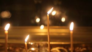 Cum de a pune o lumânare în biserică - în cazul în care, ce să spun, cum pictogramele