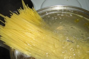 Cum de a găti spaghete în secrete italiene de bucătari și rețete