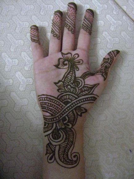 Cum de a desena henna pe de o parte în mod corect și frumos descrie ce este henna pe mâini