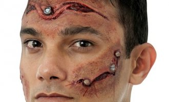 Cum cicatricele de pe fața lui de Halloween acasă
