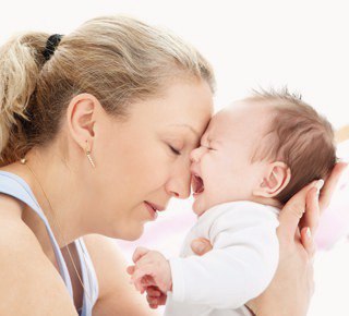Cum de a calma un copil nou-născut când plânge
