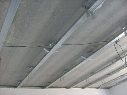 Cum să se alinieze plafonul de gips-carton cu metode uscate și umede de nivelare