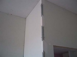 Cum să se alinieze la colțul zonei perforate de perete sub tencuiala in camera