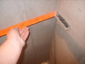 Cum să se alinieze la colțul zonei perforate de perete sub tencuiala in camera