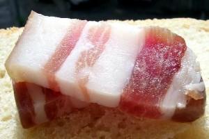 Cum se murarea bacon cu straturi de rețete de gătit carne
